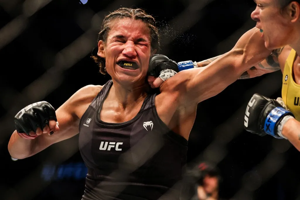 Durante a luta Juliana sofreu vários golpes de Amanda Nunes
