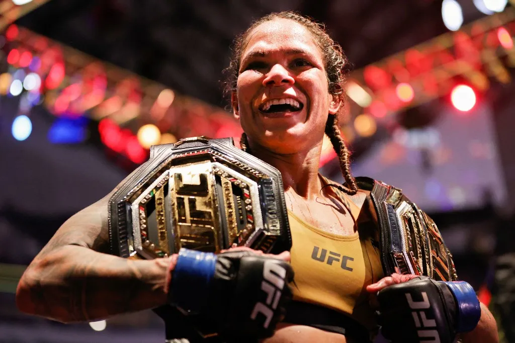 Amanda Nunes celebrando seu segundo cinturão do UFC