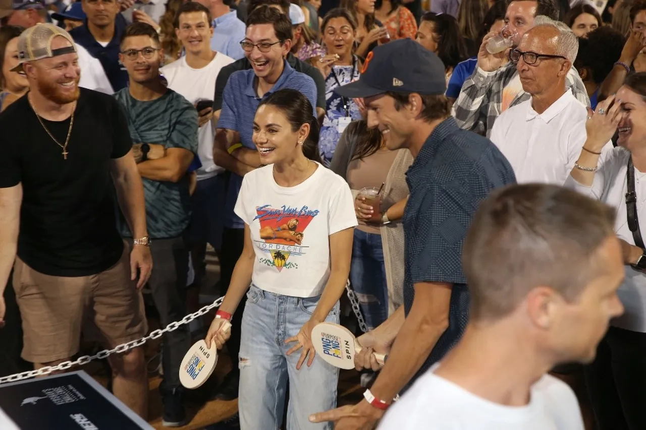 Ashton e Mila  jogaram pingue-pongue durante o evento