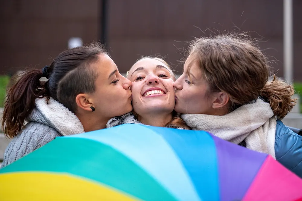 Mesmo sem o interesse e a prática sexual, assexuais românticos podem entrar em relacionamentos, seja com pessoas também assexuais ou com pessoas alossexuais