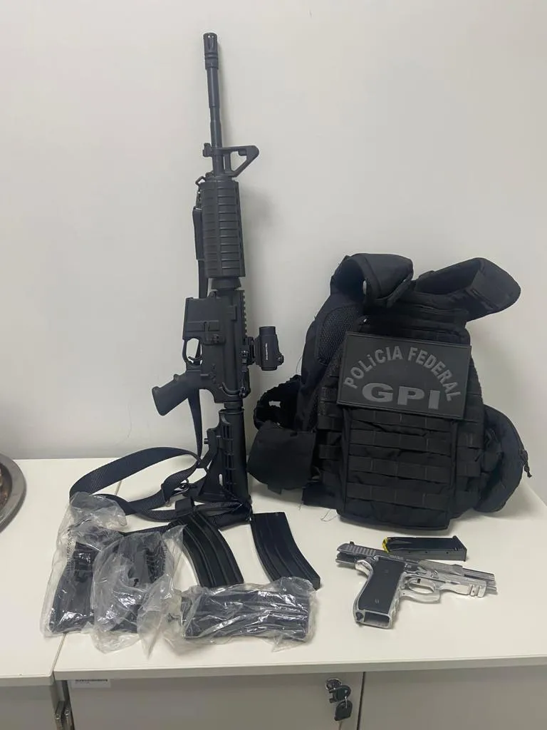 Um fuzil calibre 5.56 e uma pistola 9 mm foram apreendidos, nas buscas