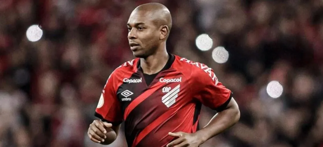 Fernandinho estava no Manchester City antes de fechar com o Athletico-PR