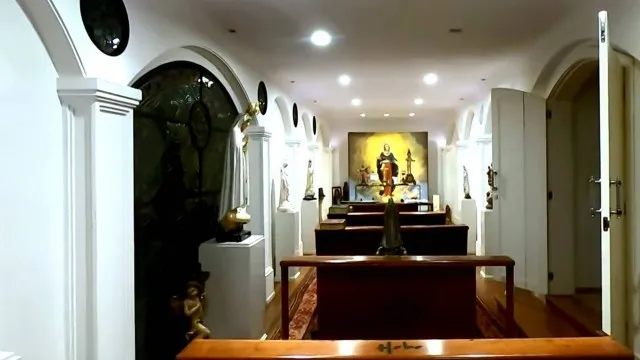 Capela construída na mansão de Hebe Camargo segue intacta
