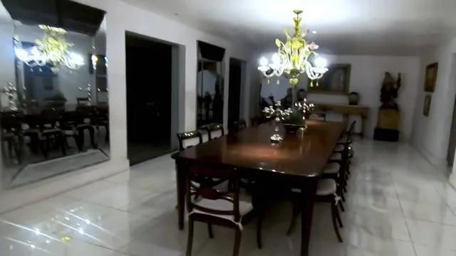 Sala do imóvel da apresentadora tem mesa de jantar, lustre e objetos de decoração