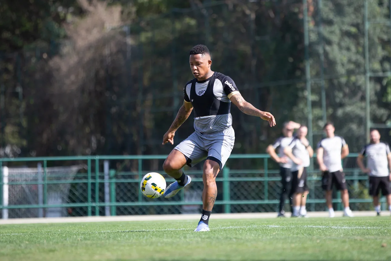 O Ceará investiu na contratação do atacante colombiano Jhon Vásquez