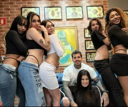 Arthur e suas esposas vivem em uma mansão na Paraíba