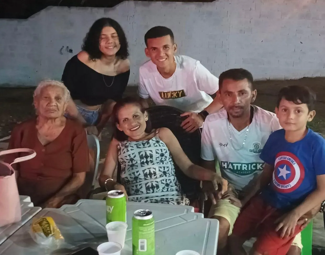 Família reunida em constante celebração do carinho