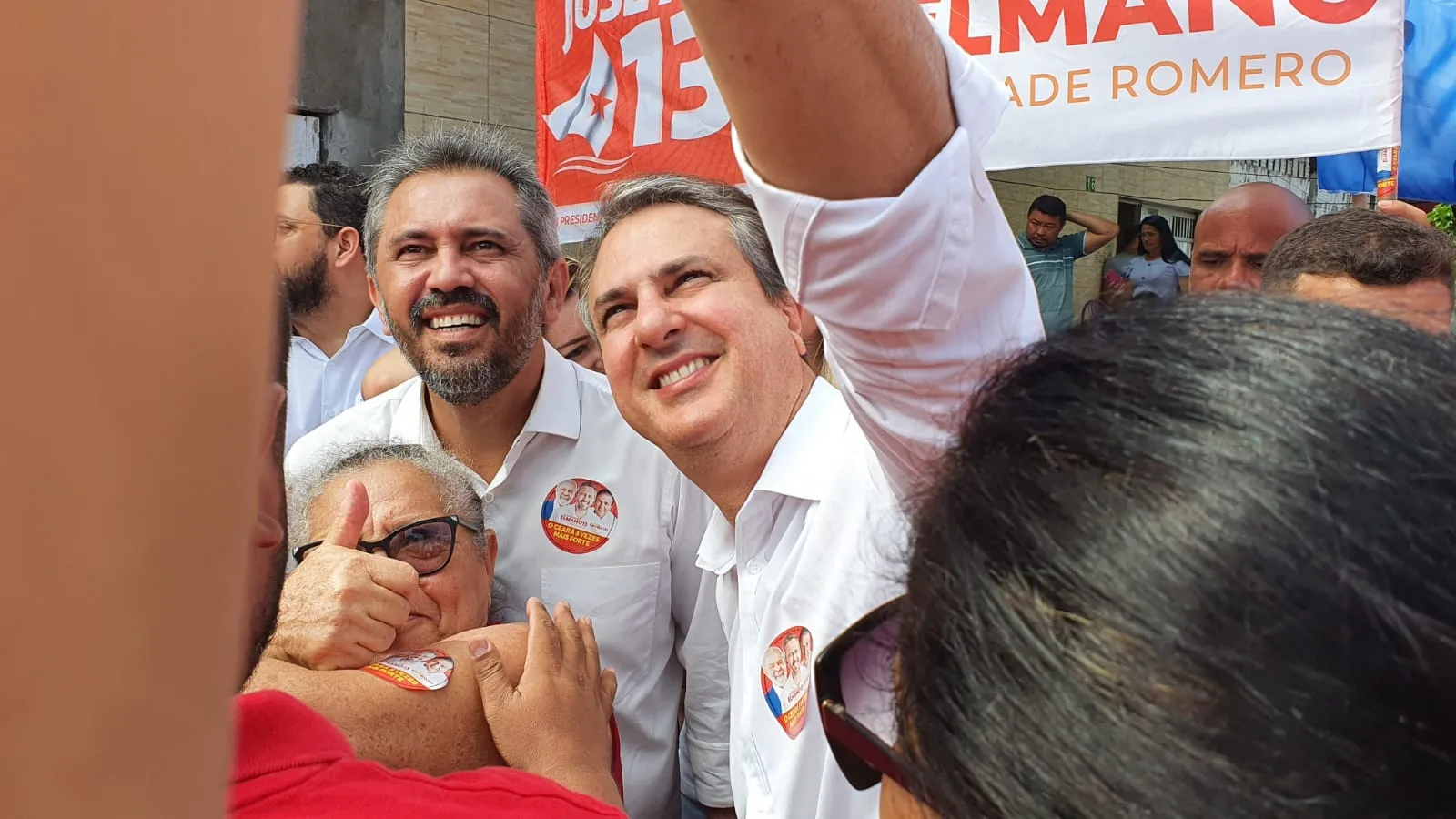 Camilo participou de caminhada no bairro Jangurussu, em Fortaleza, acompanhado do candidato ao Governo, Elmano de Freitas