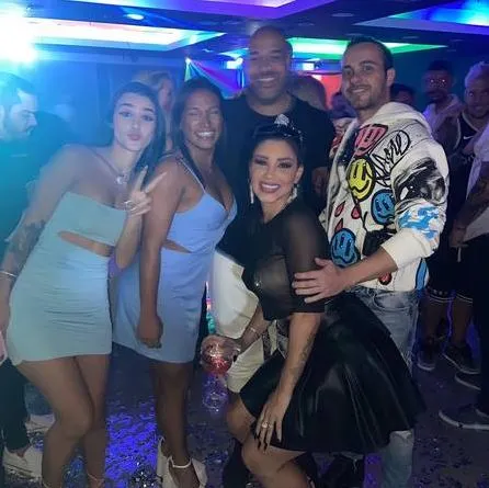 Adriano e Bia teriam se conhecido em festa de empresário