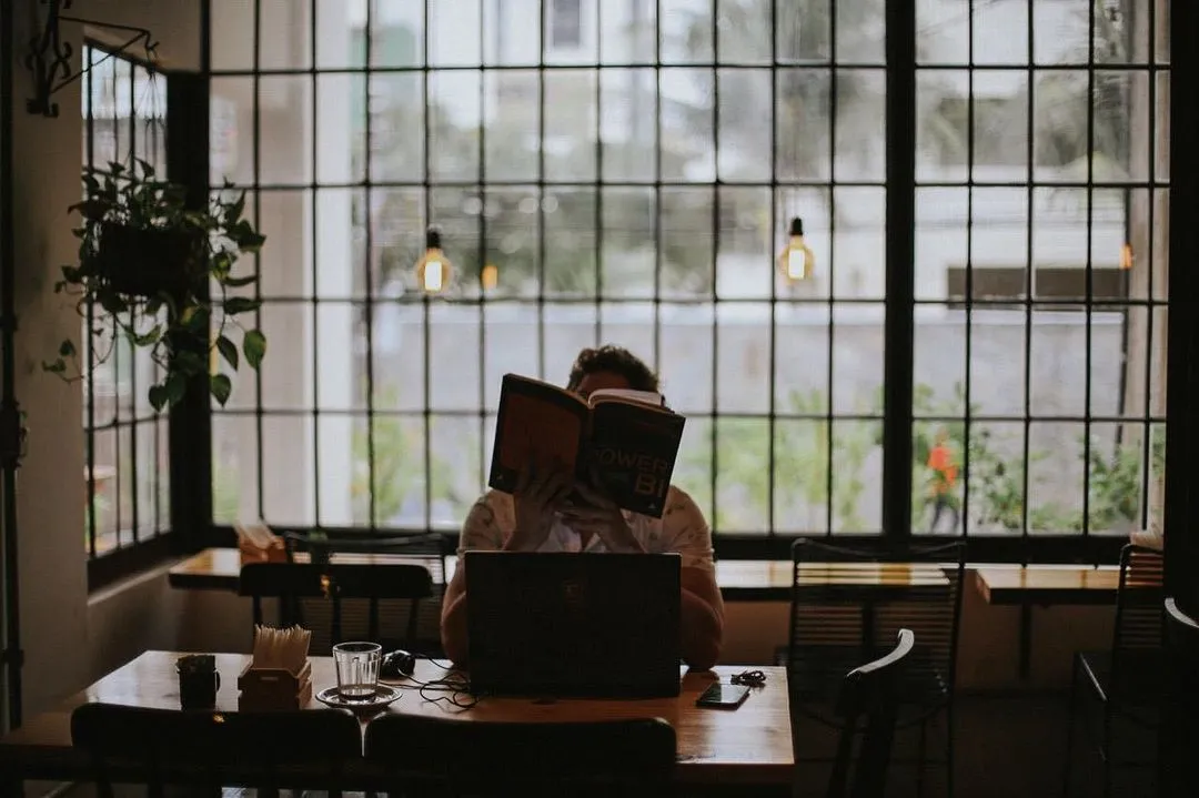 No Torra, há uma bancada e mesas com tomadas nos arredores e ainda Wi-Fi gratuito