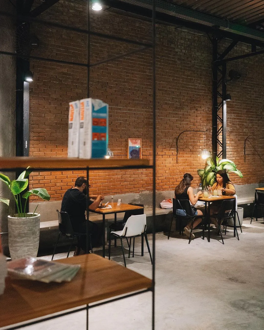 Com espaço amplo, Descoberta dispõe de mesas com tomadas próximas, além de Wi-Fi livre e água grátis.