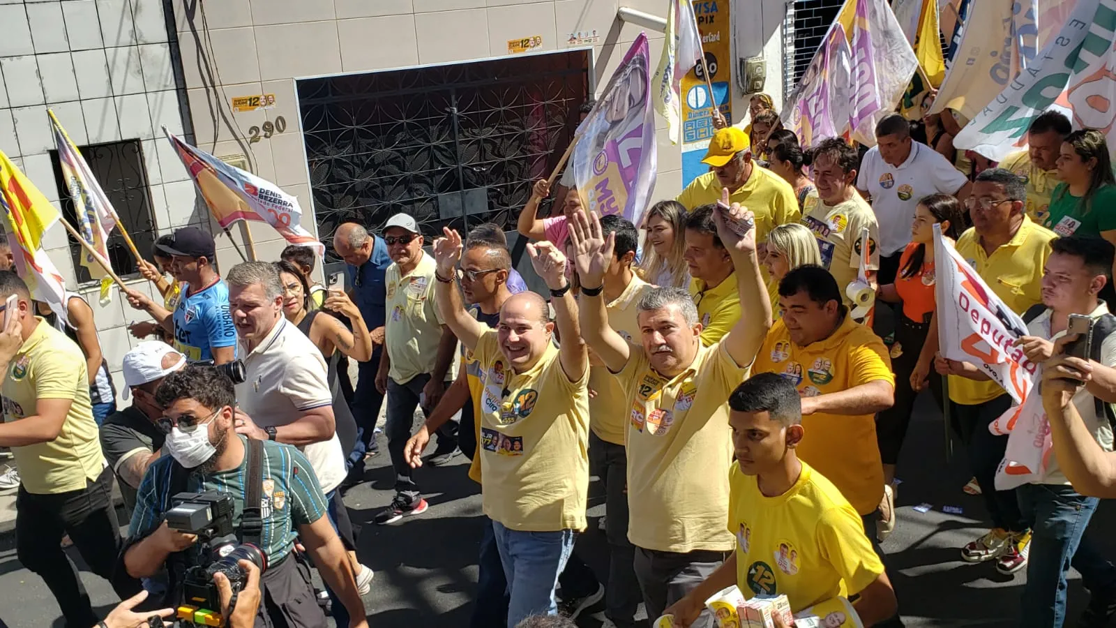 Roberto Cláudio participou de caminhada no bairro Pici, em Fortaleza, nesta segunda
