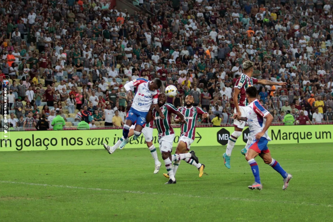 Os zagueiros Benevenuto e Brítez trabalharam muito contra o Fluminense