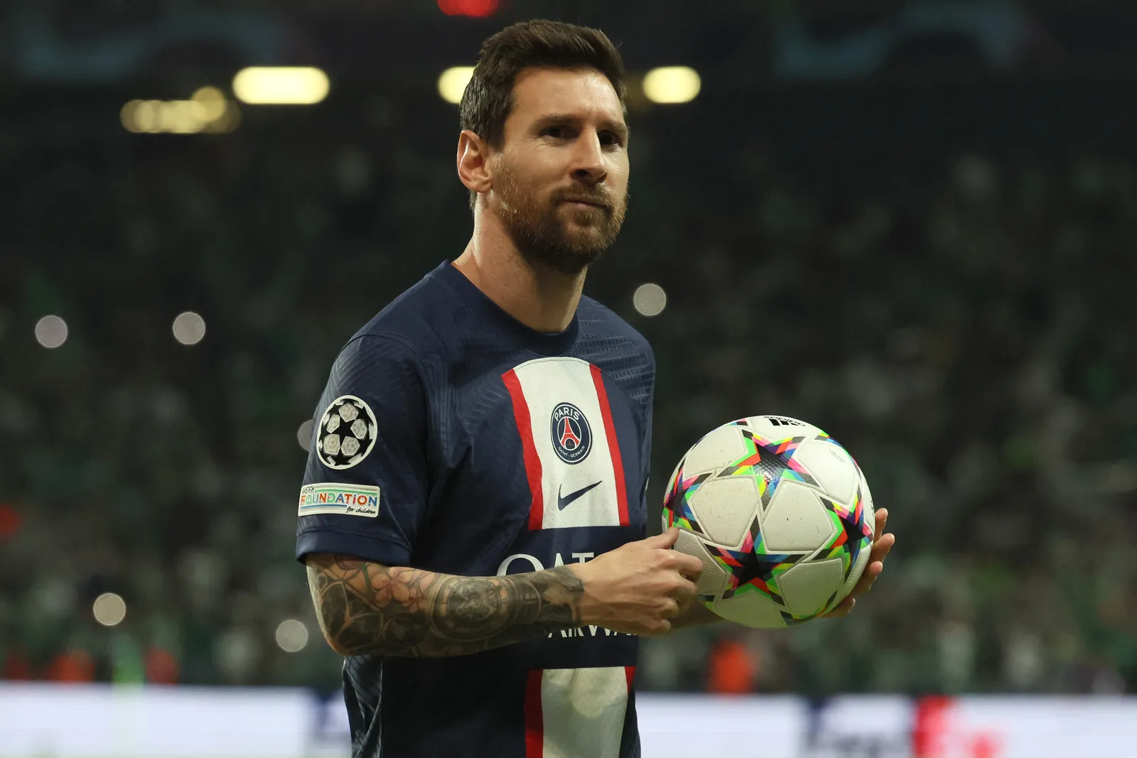 O argentino Lionel Messi foi contratado pelo Paris Saint-Germain na temporada 2021-2022