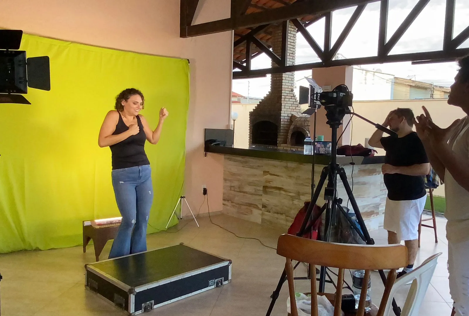 Graziele Fraga já esteve na equipe de intérpretes em lives de artistas como Wesley Safadão, Taty Girl, Felipão, entre outros