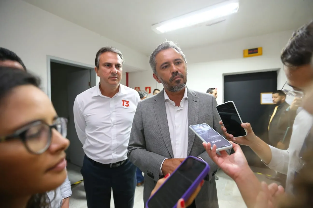 O ex-governador e candidato ao Senado, Camilo Santana, acompanhou Elmano de Freitas no Debate PontoPoder