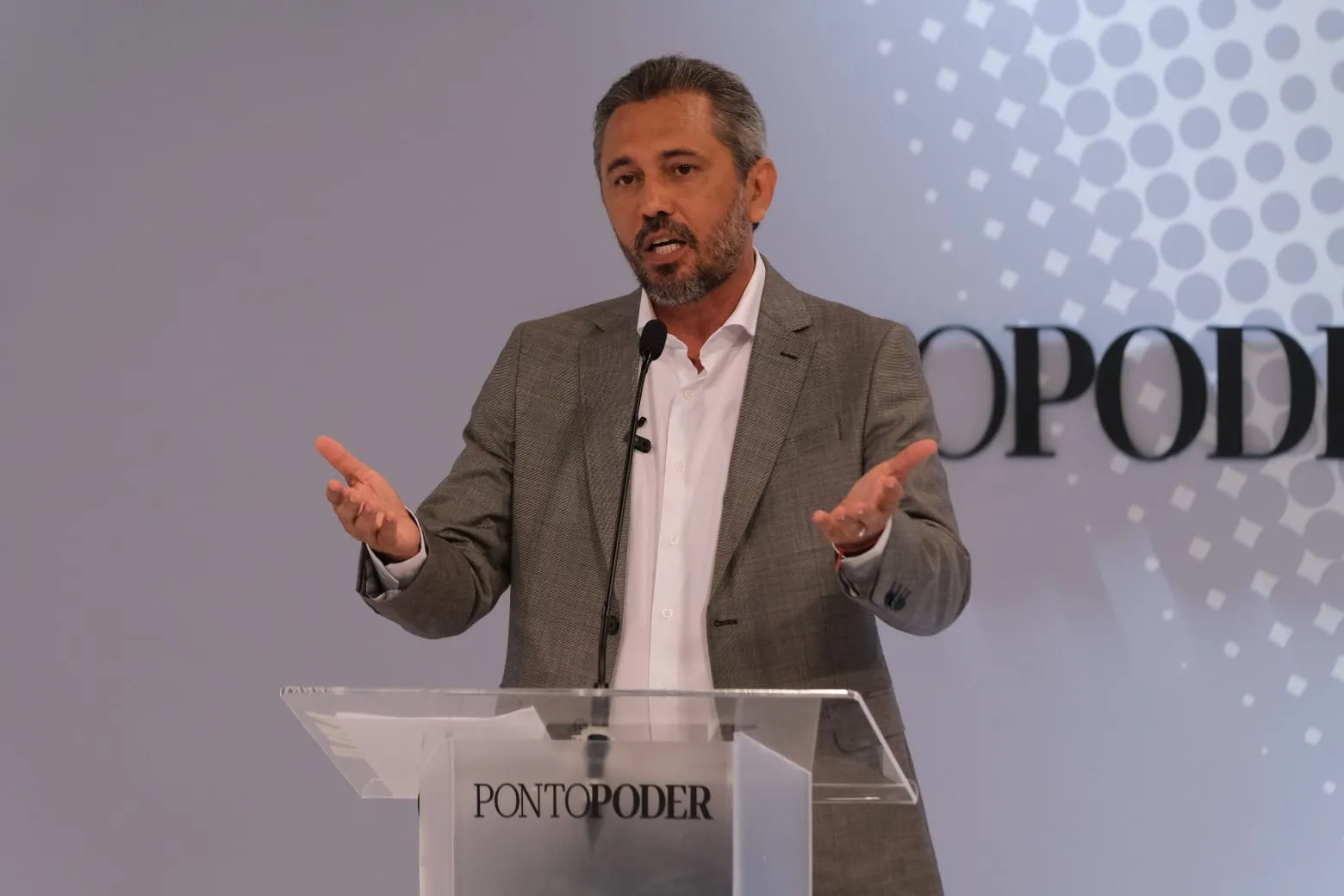 Elmano de Freitas comentou sobre eventual atuação de Cid Gomes caso ocorra segundo turno na disputa estadual