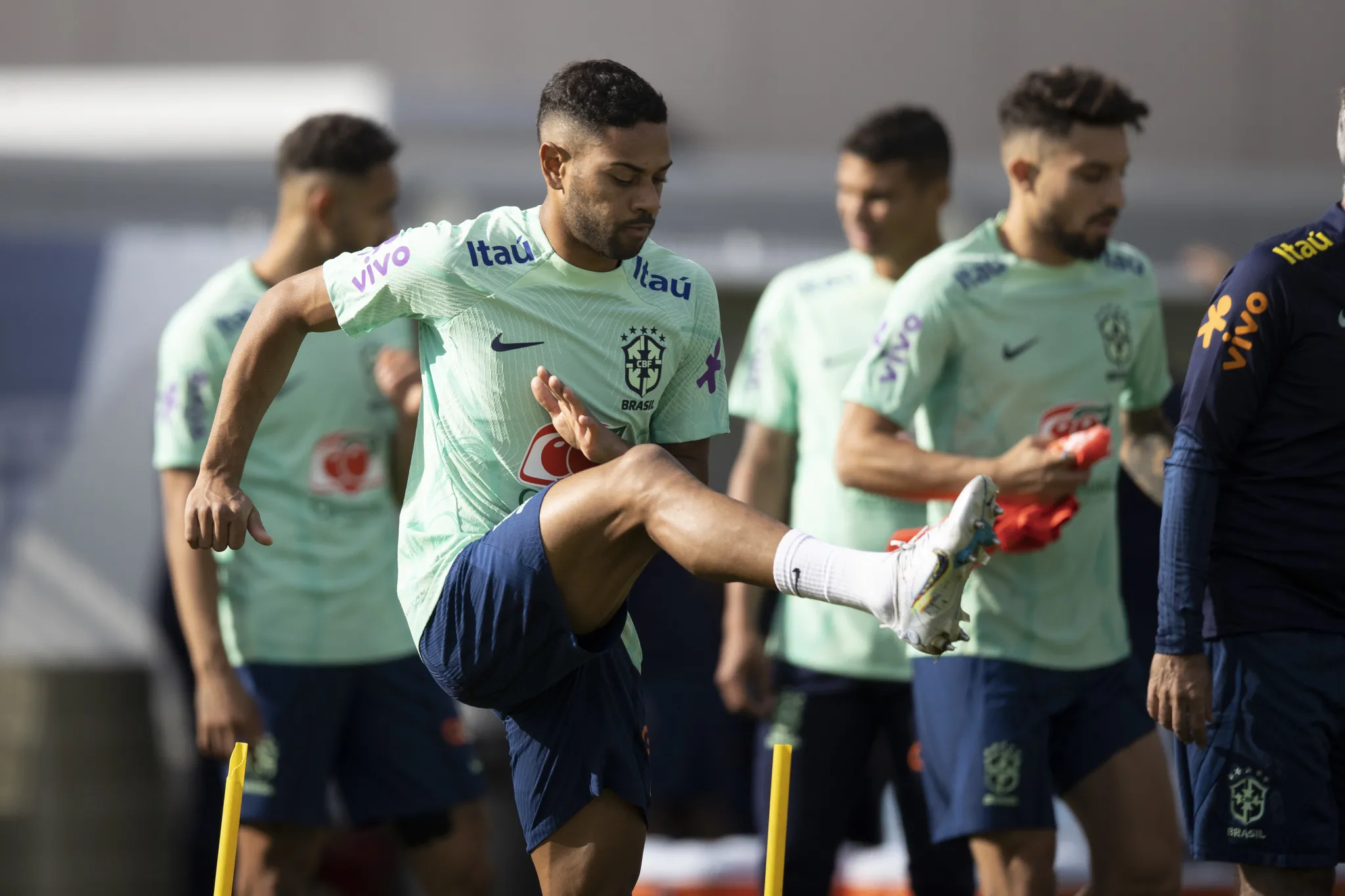Renan Lodi substitui o lateral-esquerdo Alex Sandro, cortado da relação por lesão