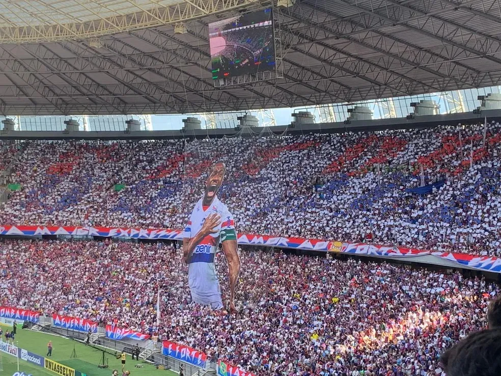 Contra o Botafogo, o capitão Tinga foi homenageado com um mosaico pela torcida do Fortaleza
