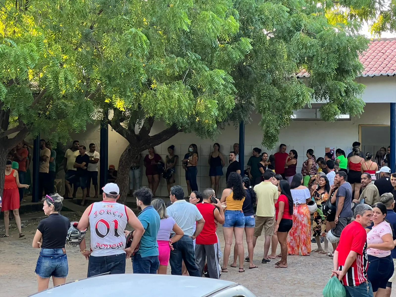Pouco antes das 17h, longa fila foi registrada na escola Estadual Jarbas Passarinho, maior local de votação de Sobral