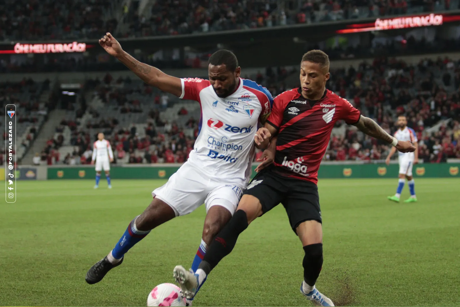 Fortaleza e Athletico-PR em jogo na Ligga Arena na temporada 2023