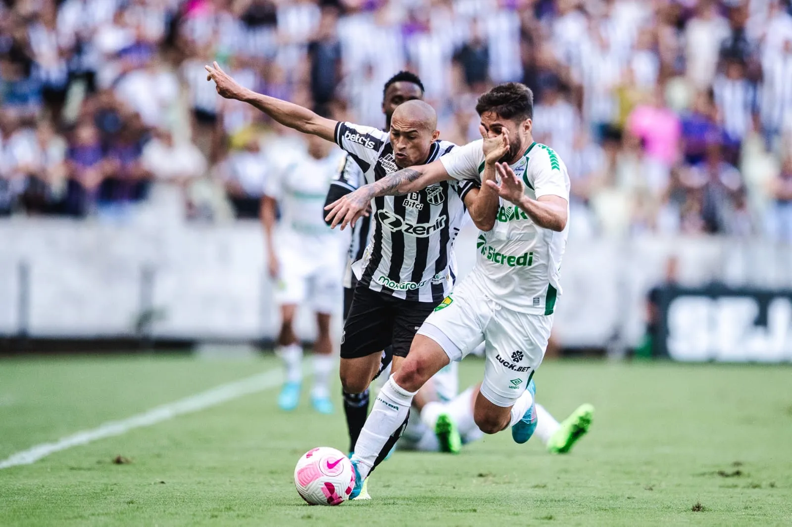 O lateral-direito Nino Paraíba se posicionou mais avançado e participou muito do jogo