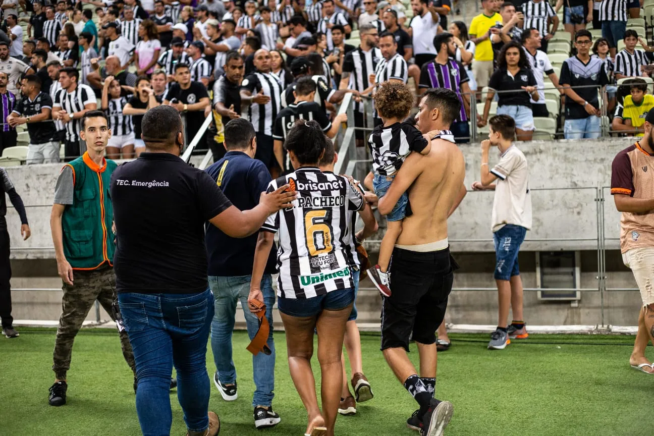 Os torcedores deixaram as arquibancadas e foram para dentro de campo na tentativa de fugir da confusão