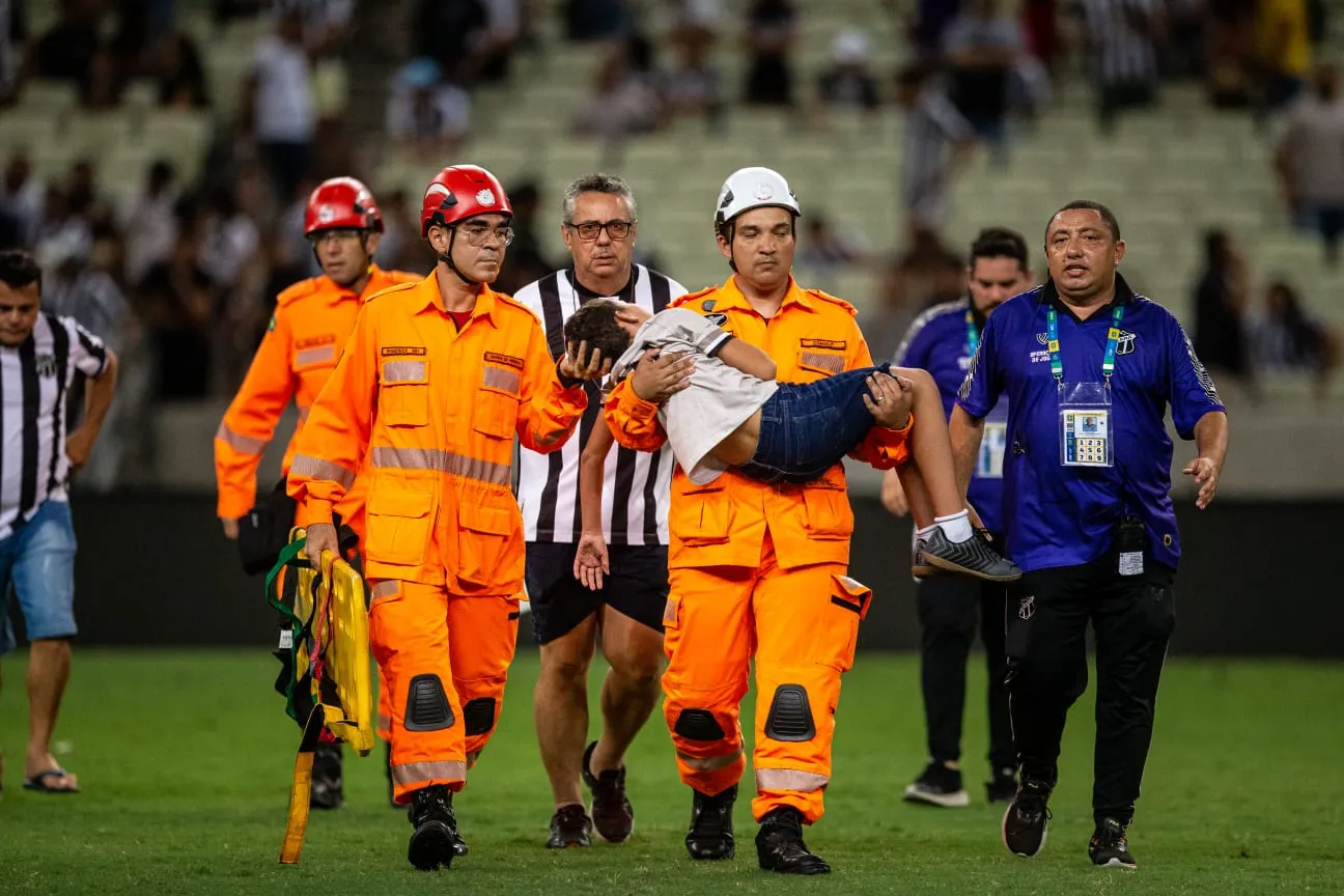 A equipe médica na Arena Castelão prestou atendimento aos feridos na confusão