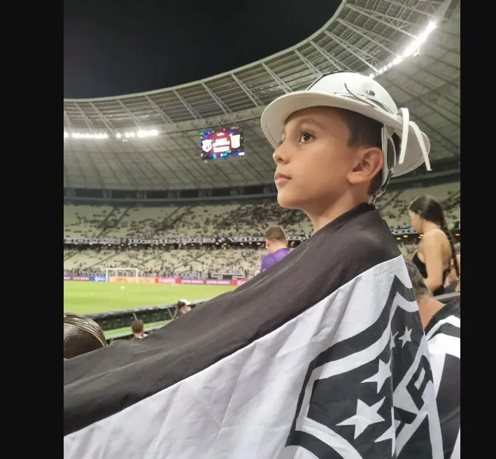 Pequeno Miguel em um jogo do Ceará na Arena Castelão