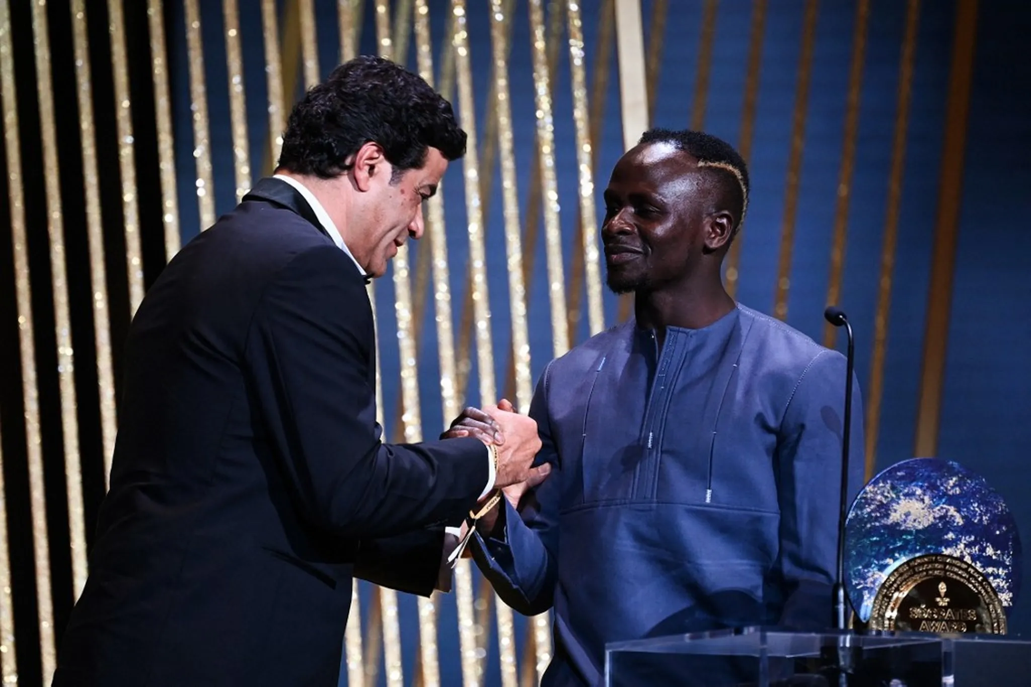 Sadio Mané, do Bayern de Munique, recebeu o prêmio Sócrates da revista France Football do ex-jogador Raí, ídolo do São Paulo
