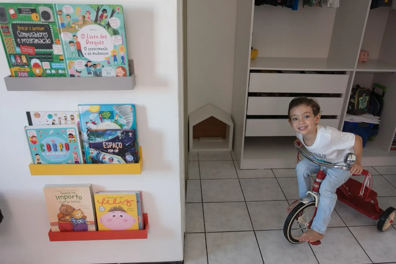 Com 5 anos, Augusto está no 2º ano do ensino fundamental.