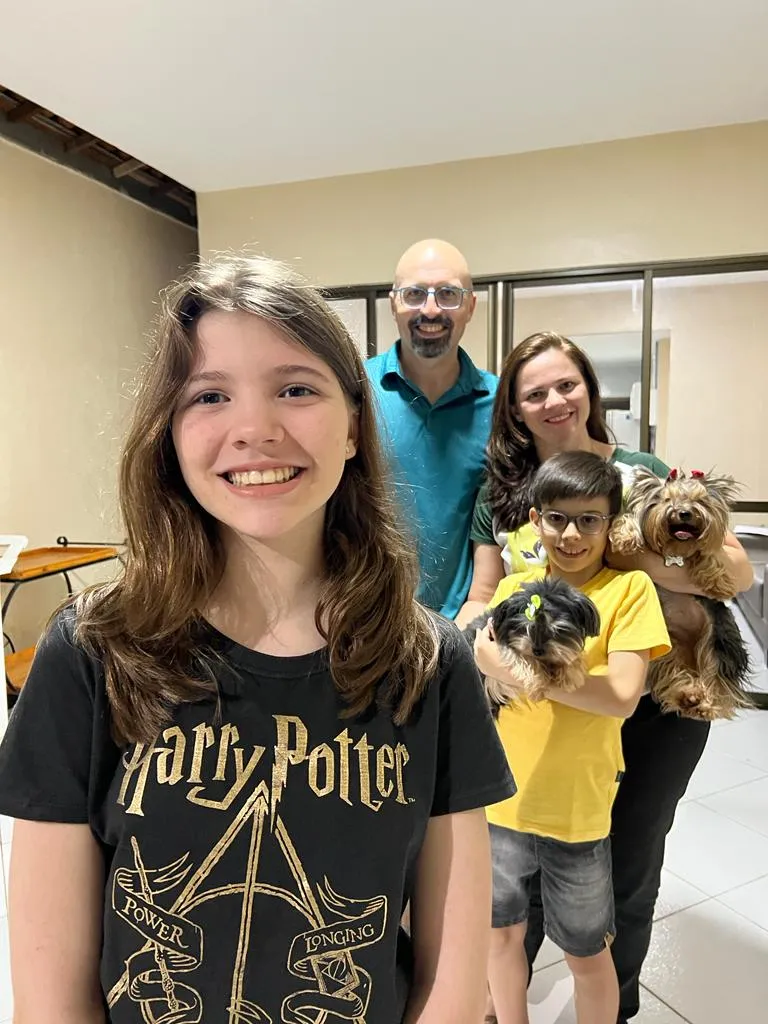 Ana Karen com a família. A adolescente, moradora de Tianguá, apresenta características de superdotação e está fazendo acompanhamento.