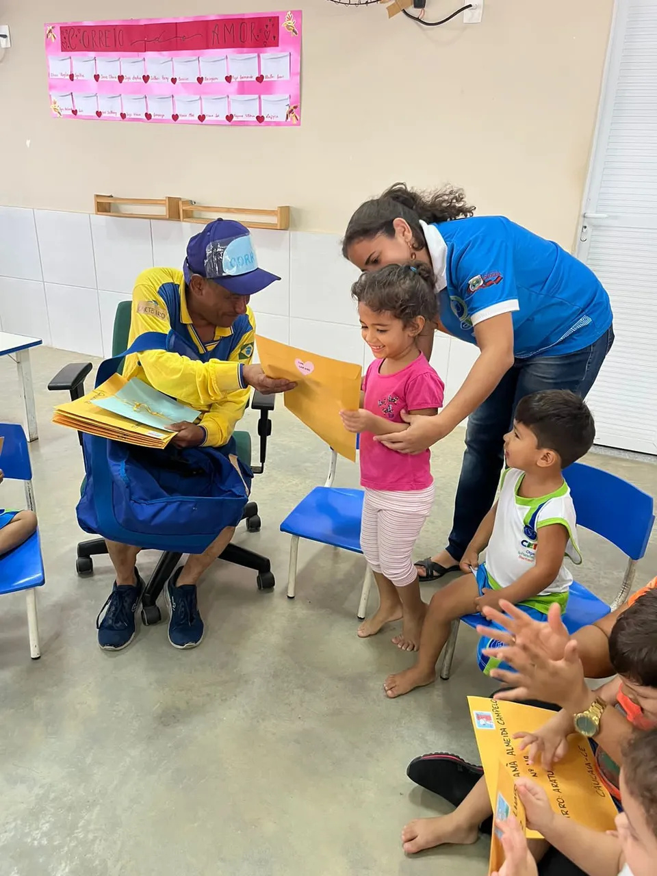 Ação envolveu crianças, professores e carteiro