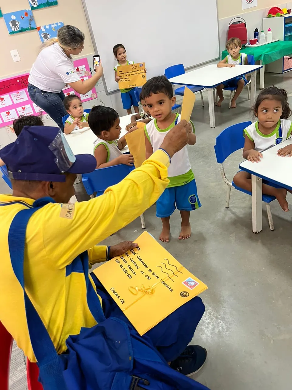 Cartas foram feitas pelas crianças para serem guardadas e trocadas em casa
