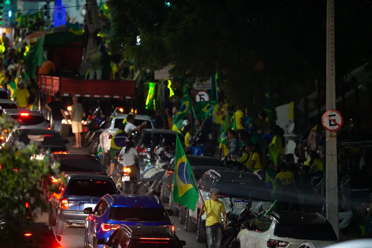 Manifestantes em frente ao Comando da 10ª Região Militar