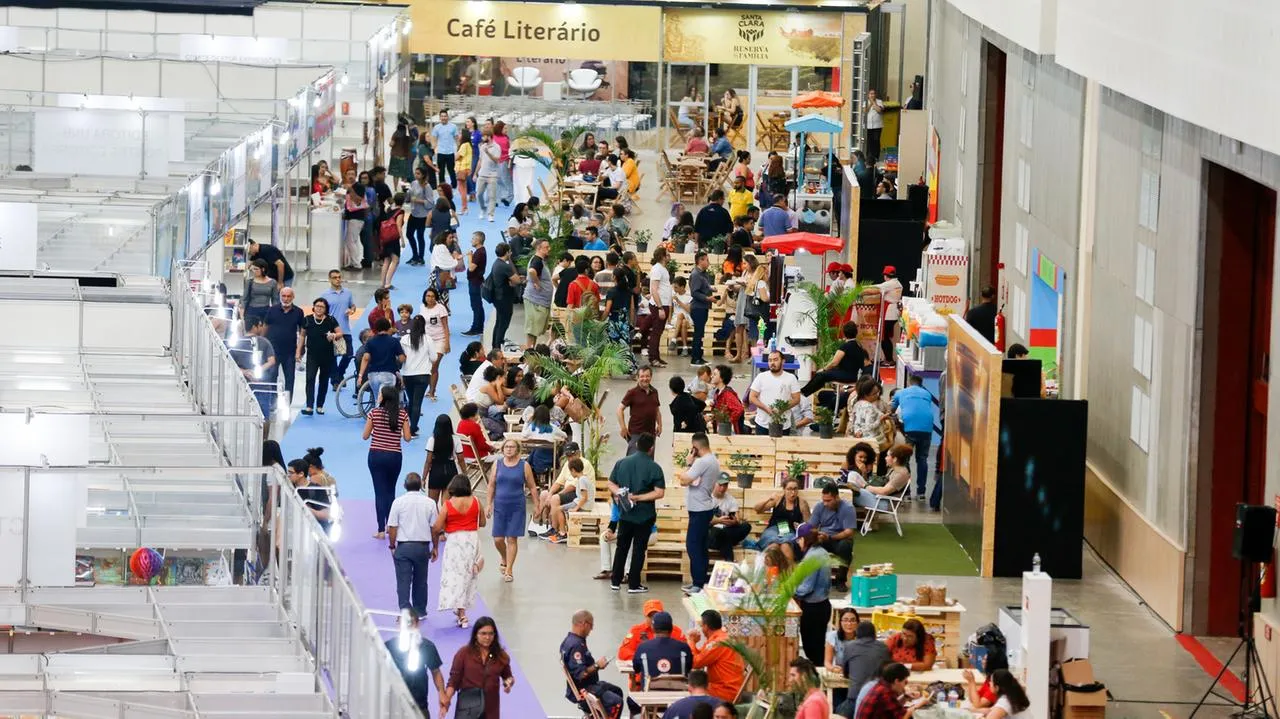 Os 152 estandes e mais de 90 mil obras garantem novas formas de viajar pela leitura durante o evento