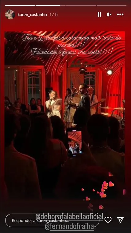 A atriz e o marido cantam na cerimônia