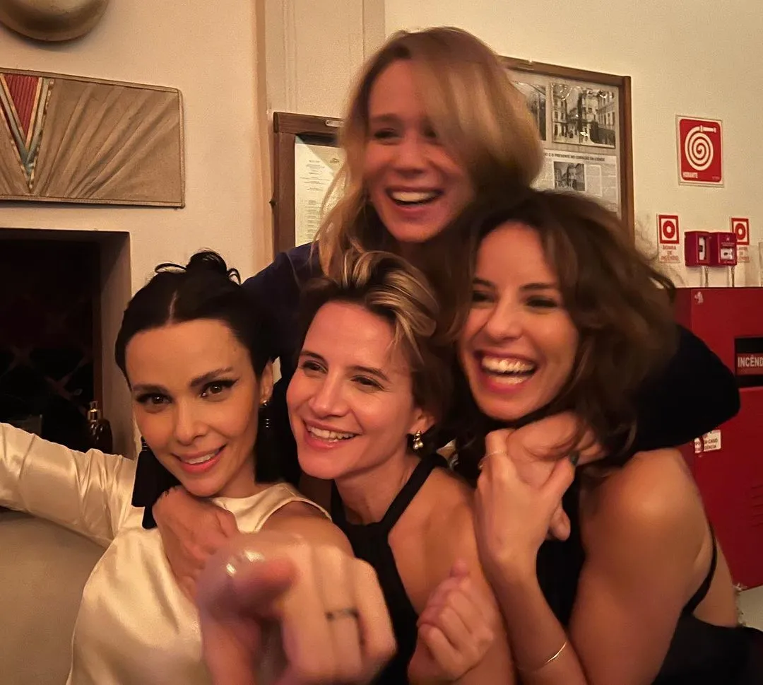 Artistas celebrando a festa