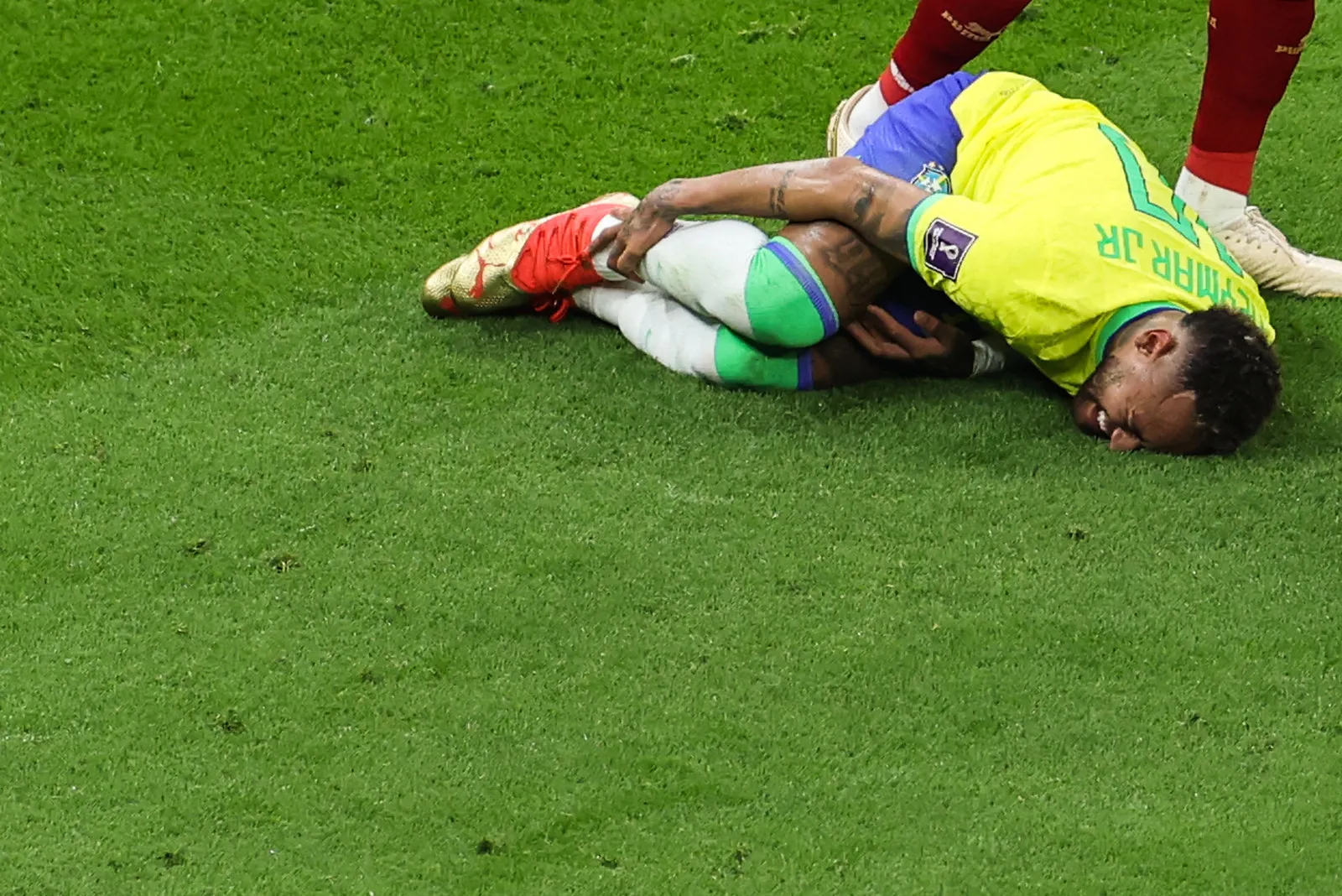 Neymar ficou caído no gramado após sofrer uma falta em Brasil x Sérvia na Copa do Mundo