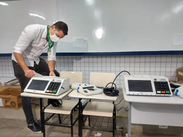 Além da exposição do código fonte, as urnas eletrônicas também possem etapas de verificação de segurança