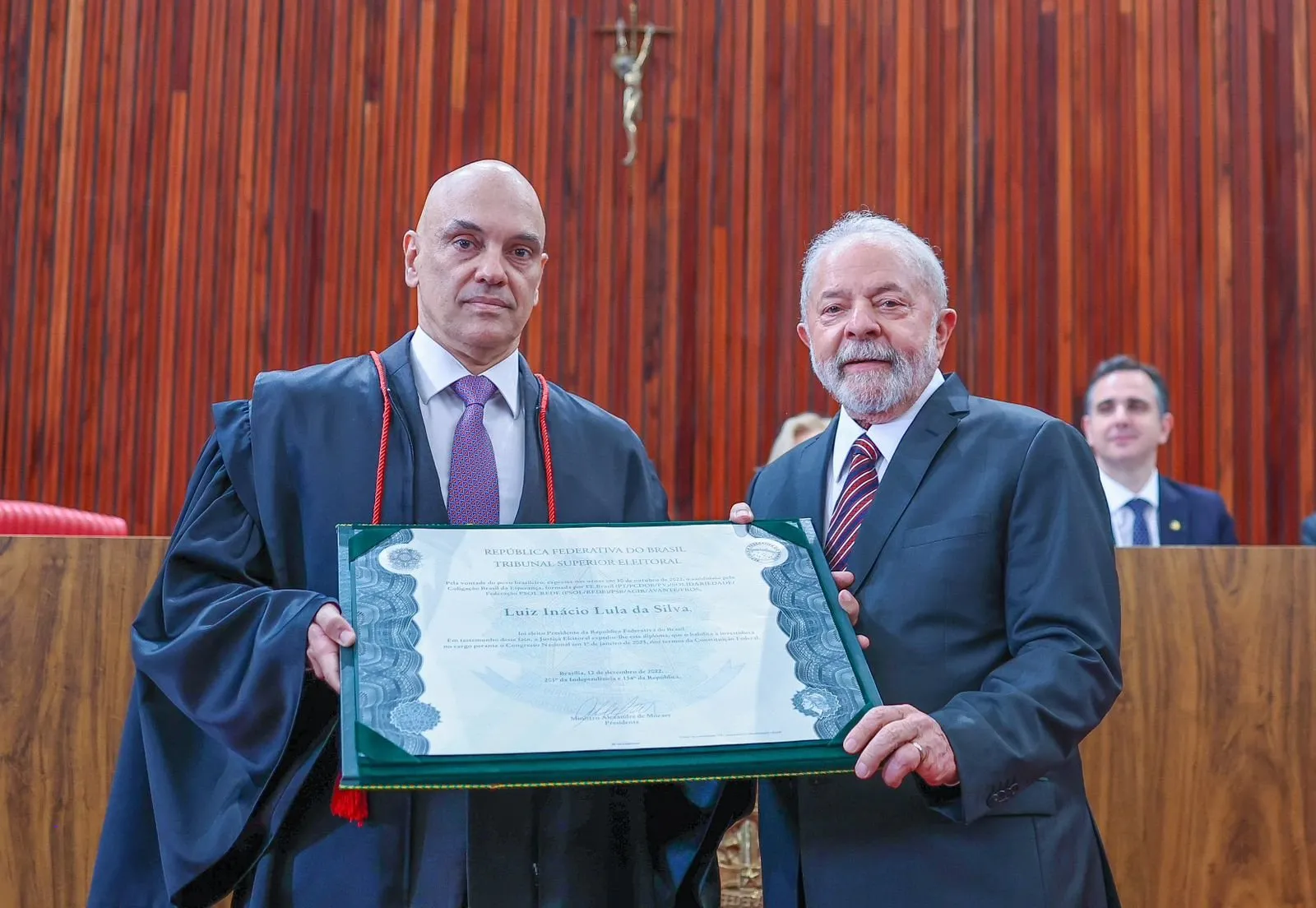 O presidente do TSE, Alexandre de Moraes, entregou o diploma de presidente eleito a Lula
