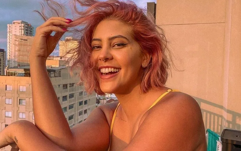 Dora tem mais de 1 milhão de seguidores no Instagram e no Twitter