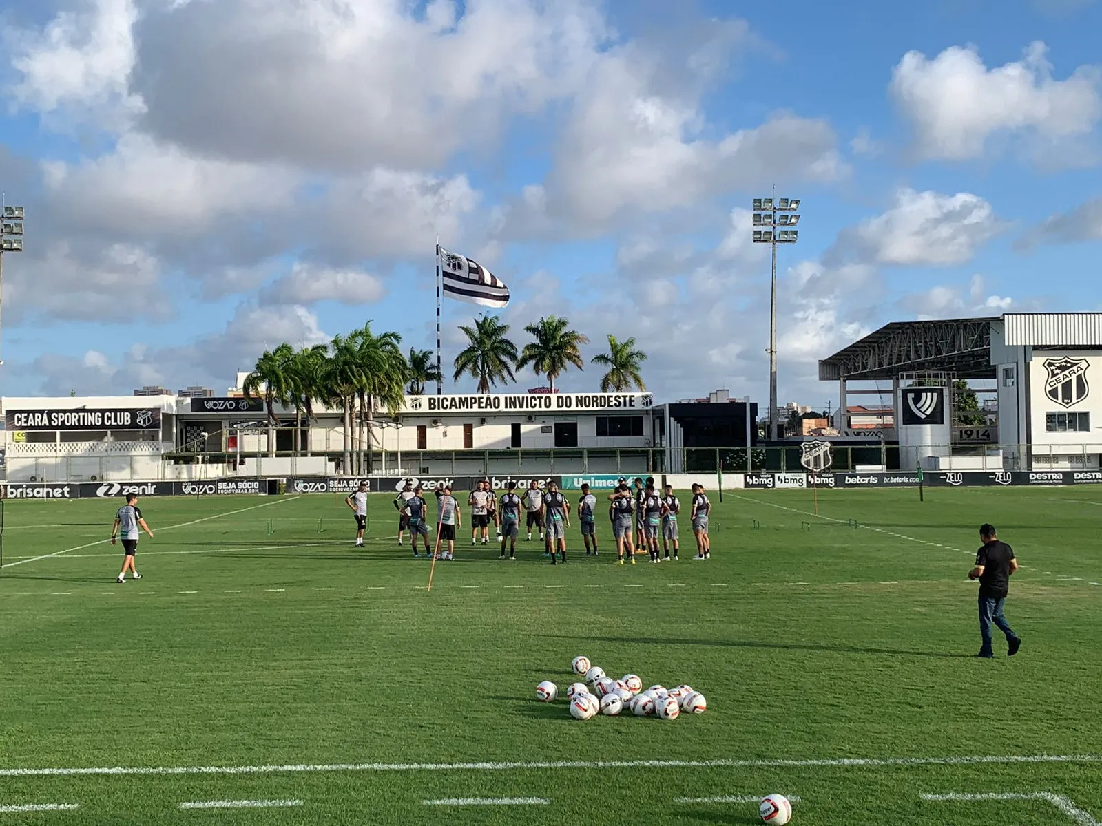 Uma parte do elenco do Ceará esteve em atividade no campo do CT de Porangabuçu