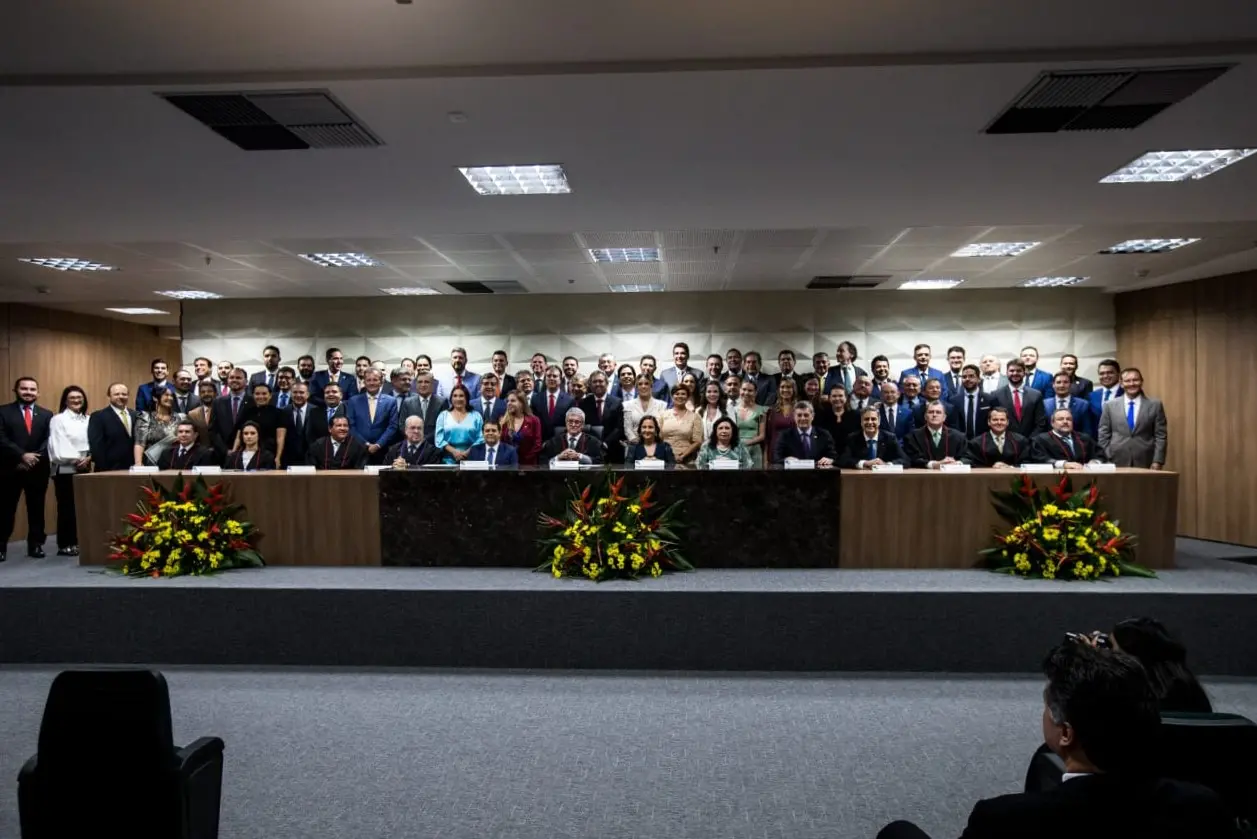 Imagem da notícia: Diplomação de Elmano, Jade, Camilo e parlamentares eleitos é oficializada no Ceará; veja como foi 