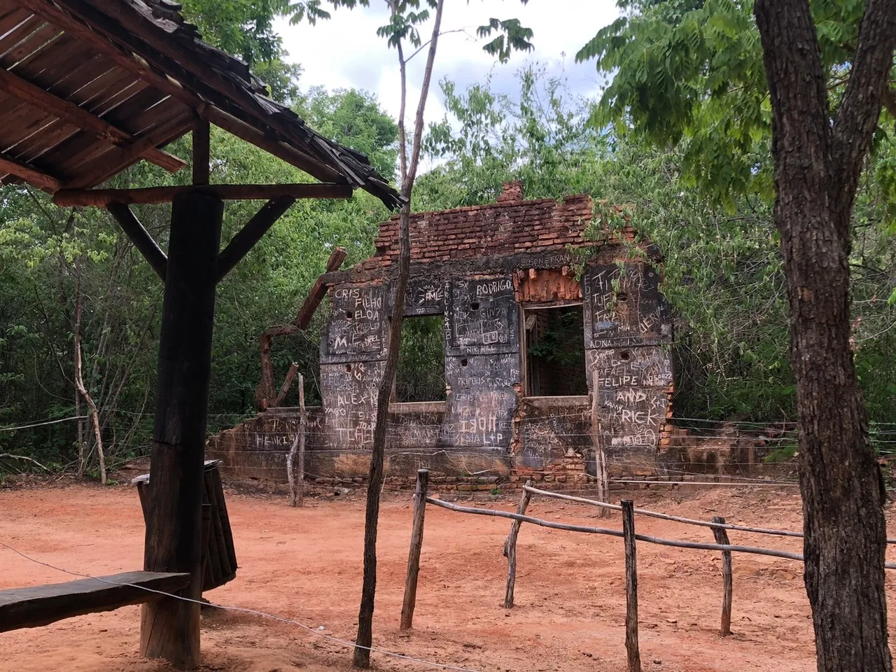 Há ruínas tomadas pela vegetação, um exemplo da permanência da natureza e da efemeridade da obra humana