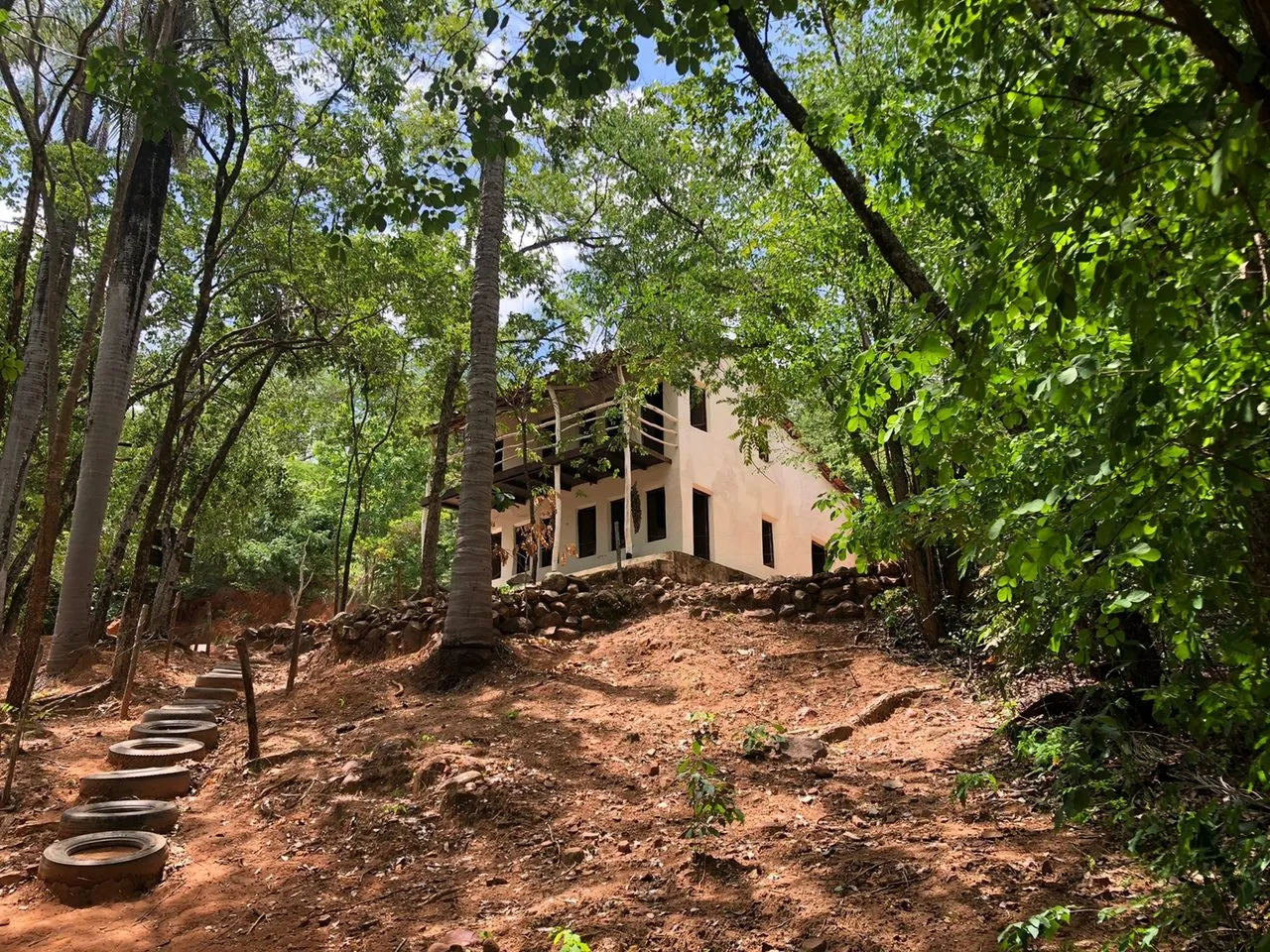 A atração mais conhecida é o sobrado feito de barro, que virou um centro de visitantes. É a única edificação conservada.