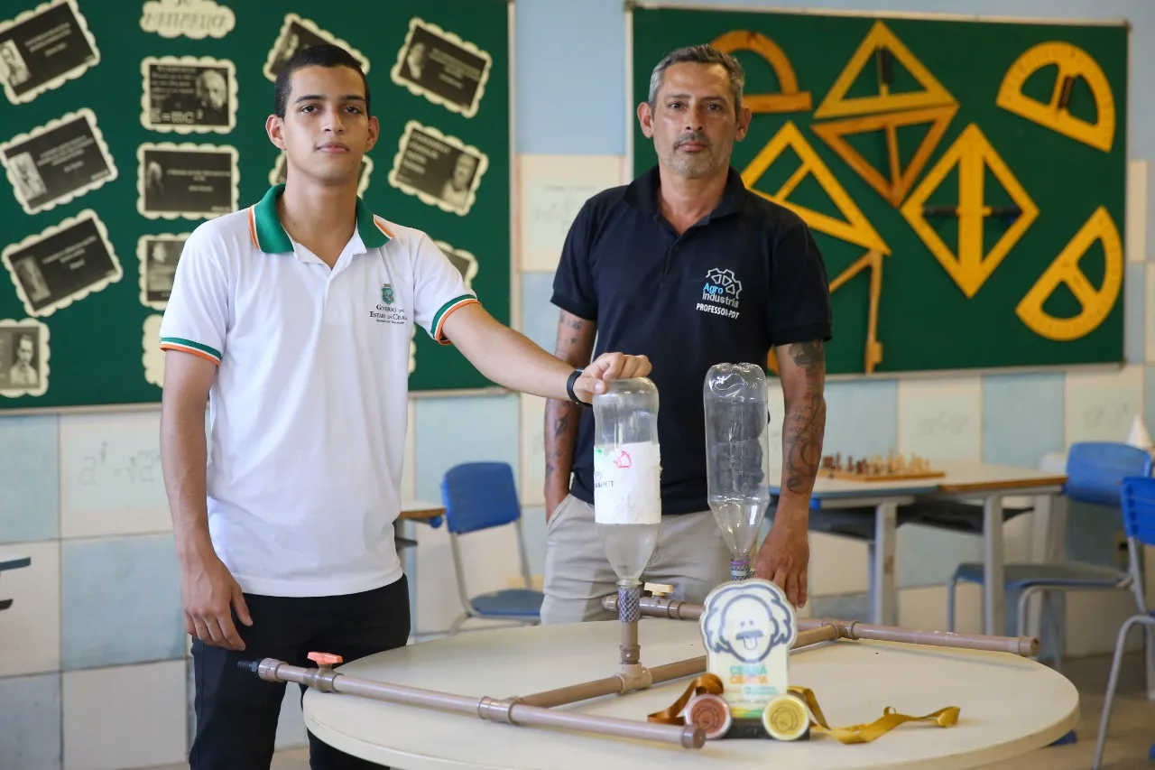 Nycollas e o professor de Física e Matemática, André Luiz Rocha, que é incentivador e contribui no desenvolvimento de projetos e participação dos alunos em feiras e competições científicas.