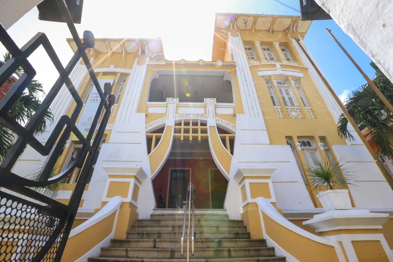 Fachada do casarão que abriga a Escola de Artes e Ofícios, no bairro Jacarecanga