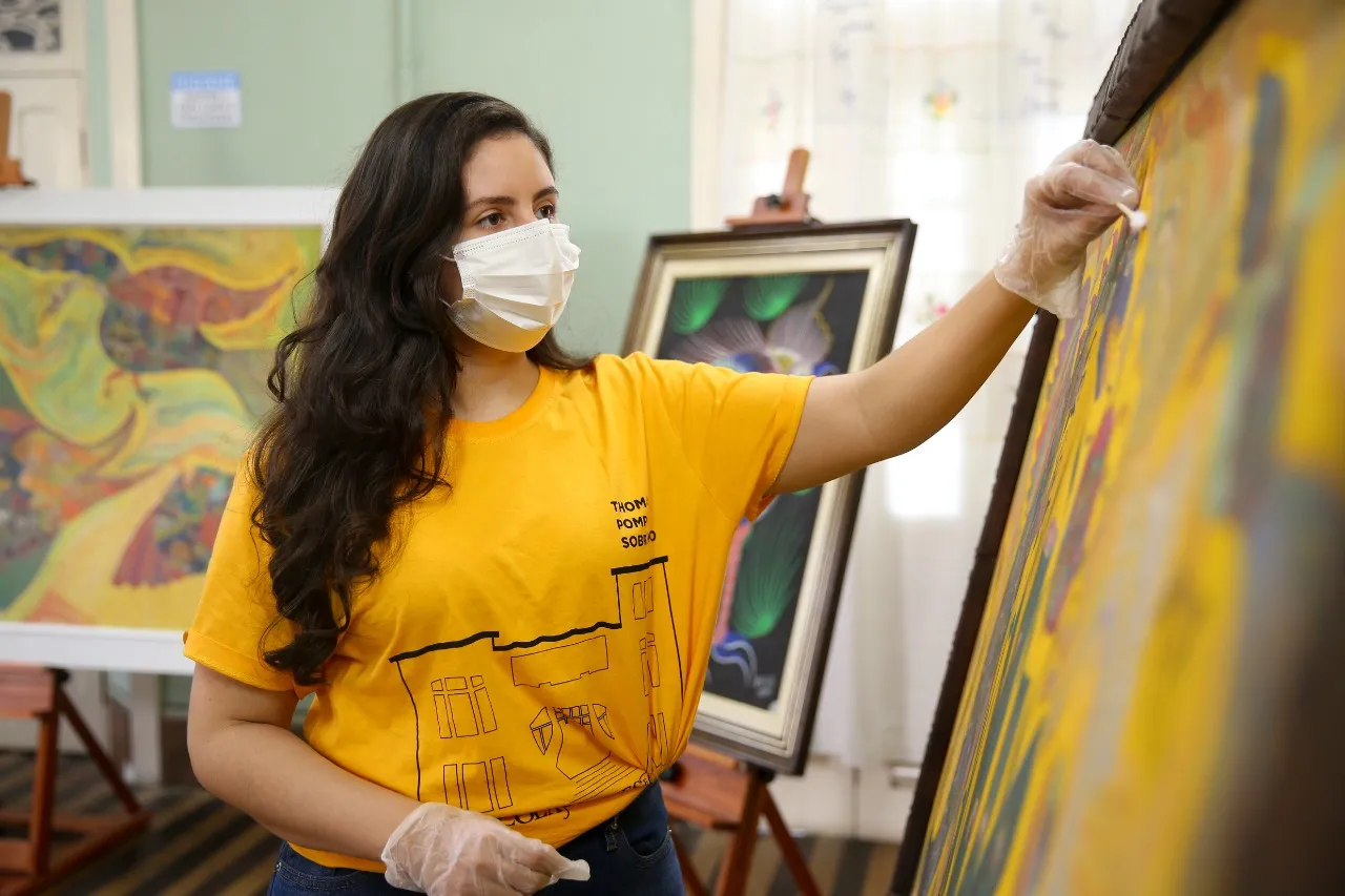 Gabriela Souto e mais dois amigos restauraram uma das pinturas de Chico da Silva (1910-1985) por meio de curso ofertado pela Escola de Artes e Ofícios