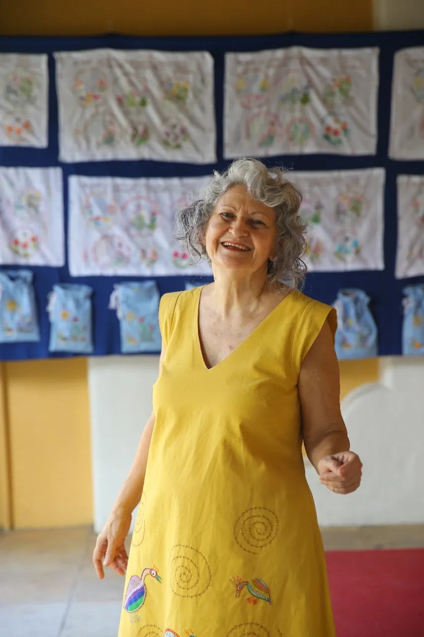 Lúcia Ferreira - Lucinha, como é conhecida - dá aulas de bordado na Escola: 